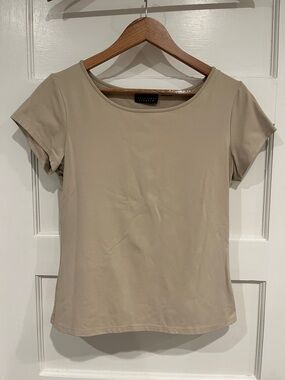 Apostrophe Short Sleeve Scoop Neck Top in Beige